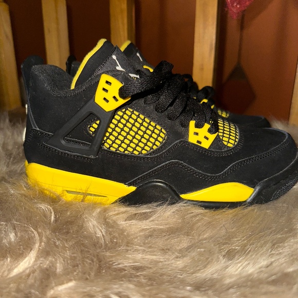 Jordan Retro 4 Thunder Never Worn - Picture 1 of 2